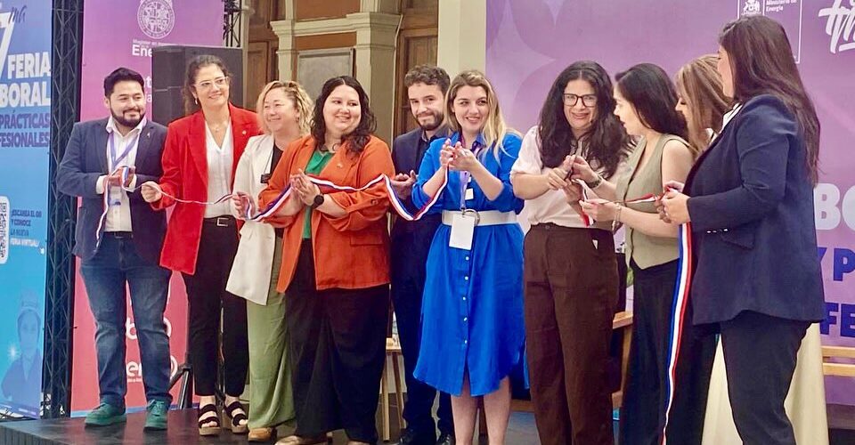 AME participa en la séptima Feria Laboral Energía + Mujeres orientando a mujeres en entrevistas y desarrollo de carrera